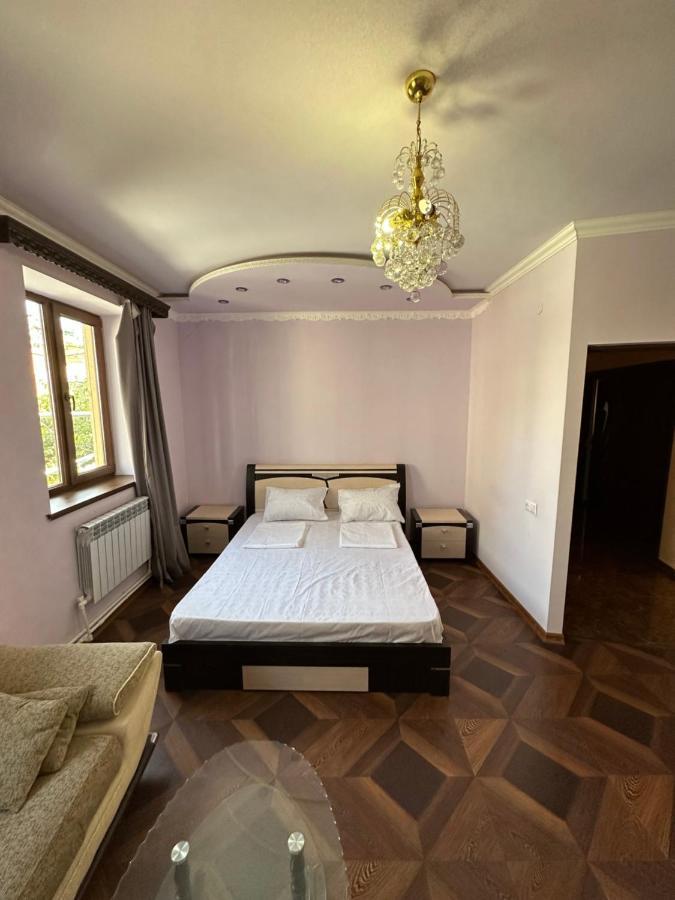 Favorit Hotel-Hostel Yerevan Exterior photo
